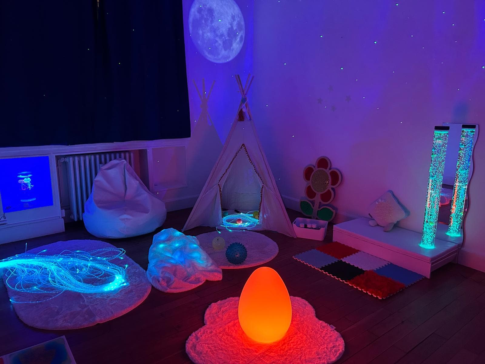 Salle Snoezelen avec ambiance tamisée et équipements sensoriels